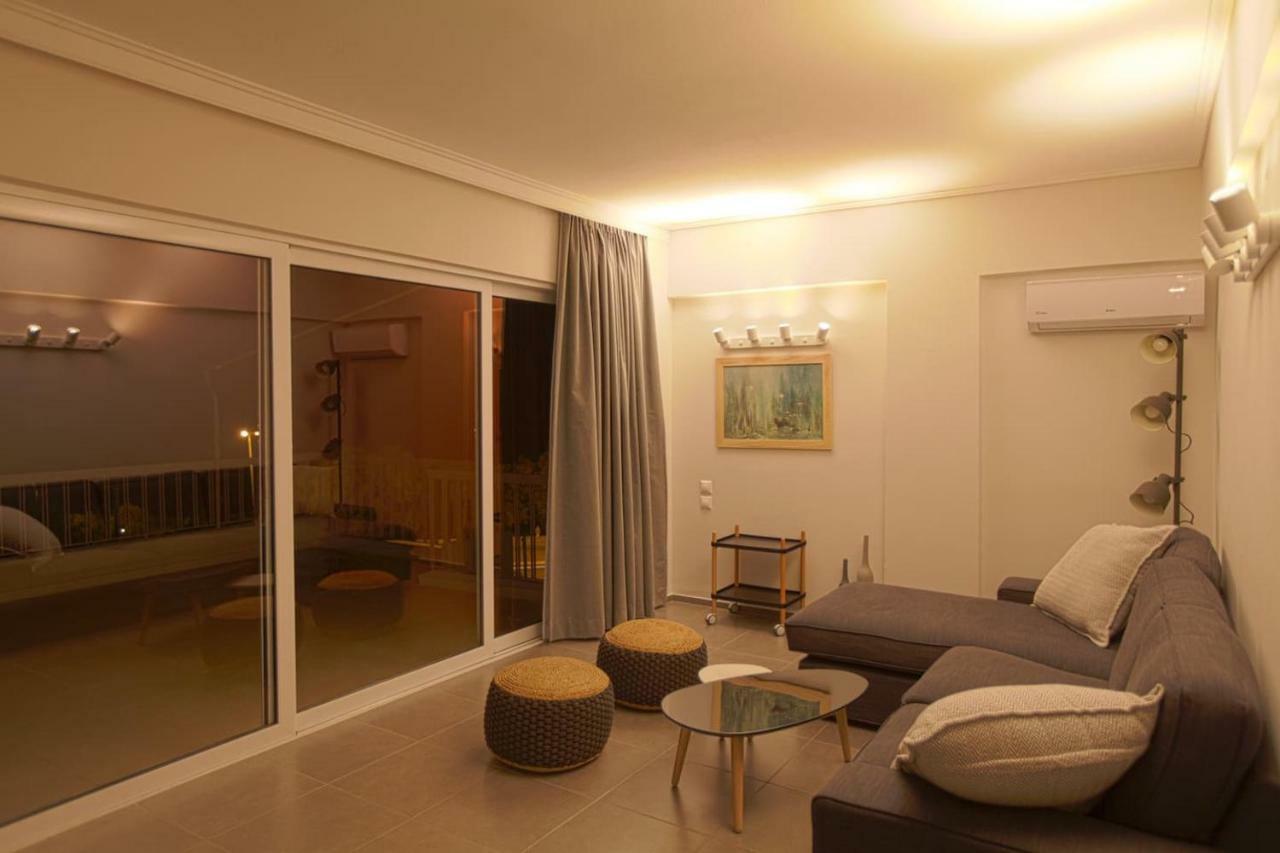 Seaside Renovated Top Floor Apartment Saronida Dış mekan fotoğraf