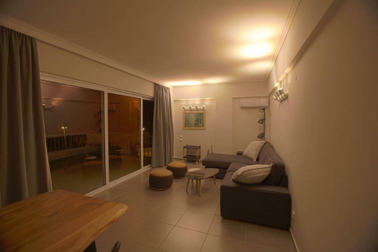 Seaside Renovated Top Floor Apartment Saronida Dış mekan fotoğraf